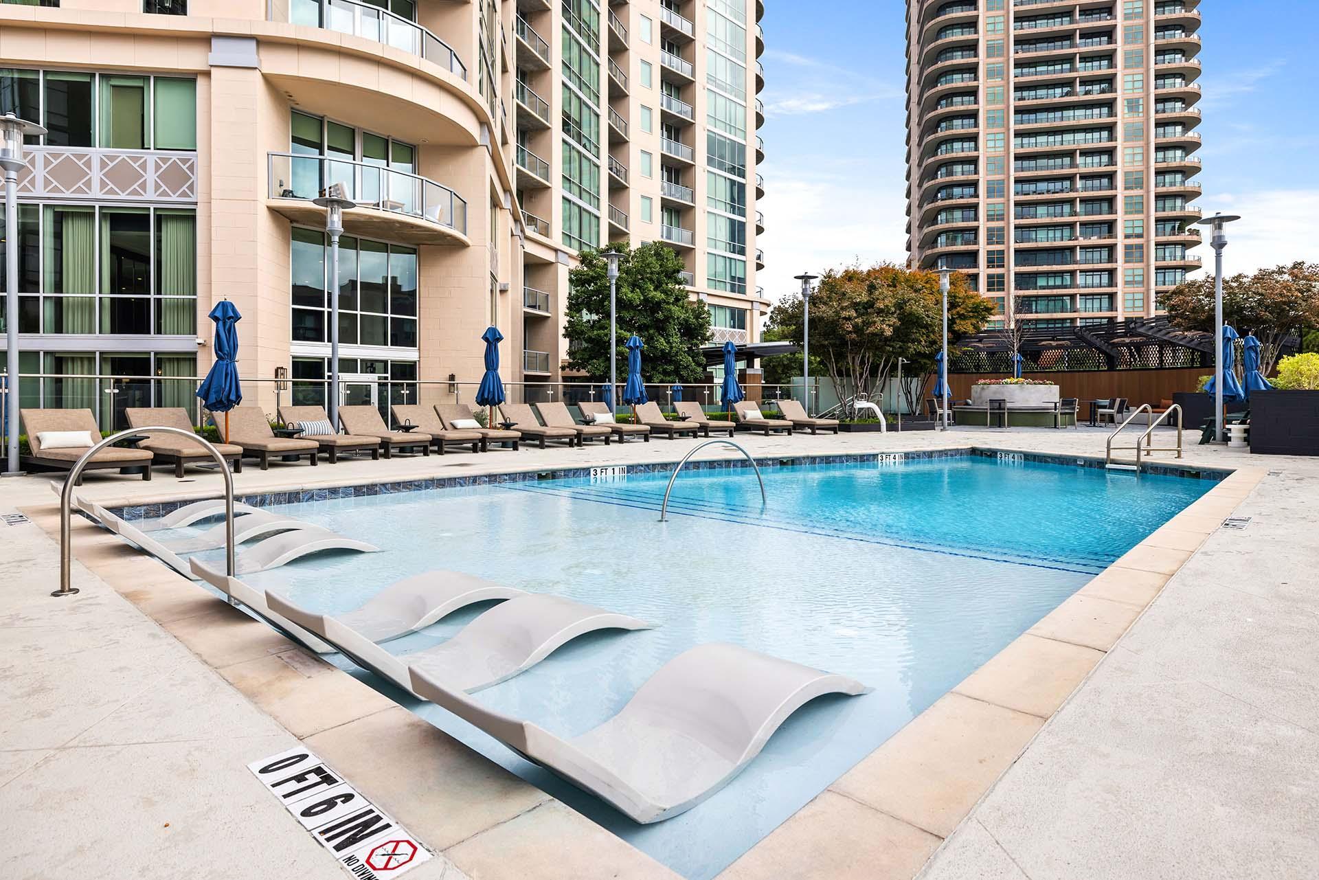 A pool with a no dive sign in front of a building.